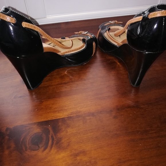 COLE HAAN sz 7 Peep Toe Strap Patent 4 inch Wedge - Picture 4 of 5